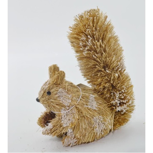 Squirrel straw w.snow 13×6×14cm